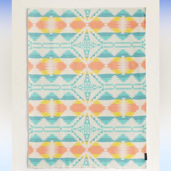 Pendleton Knit Sherpa Blanket and Hat Set - Picture 2 of 5